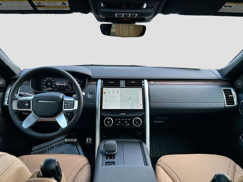 New 2025 Land Rover Discovery Dynamic SE image 13