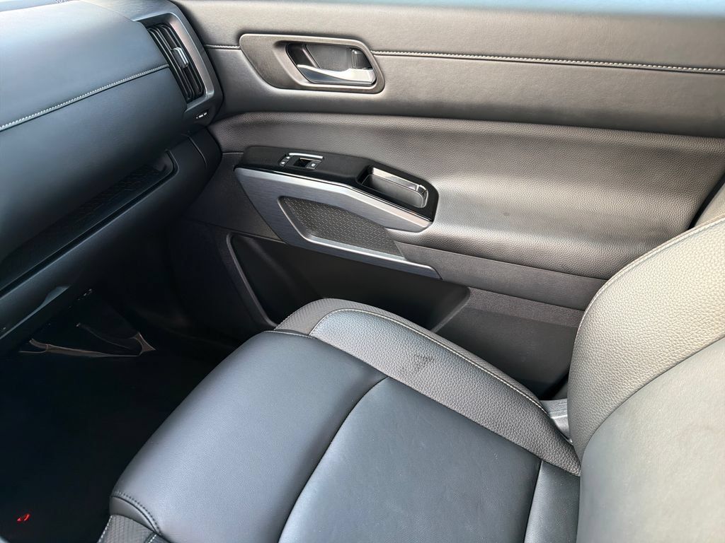 Certified 2025 Nissan Pathfinder SL AWD/4WD image 31