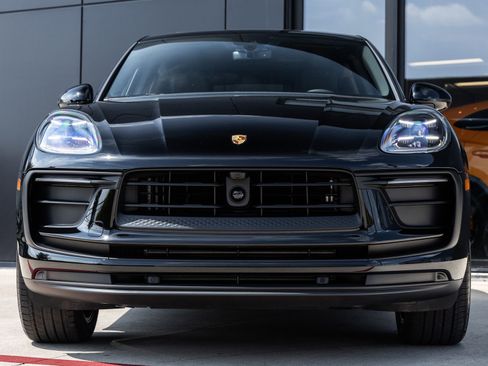 Certified 2026 Porsche Macan AWD/4WD image 8