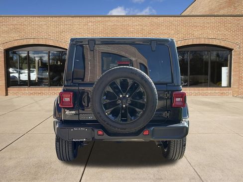 Used 2025 Jeep Wrangler Unlimited Sahara AWD/4WD image 4