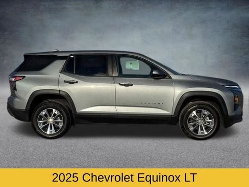 Used 2025 Chevrolet Equinox LT AWD/4WD image 2
