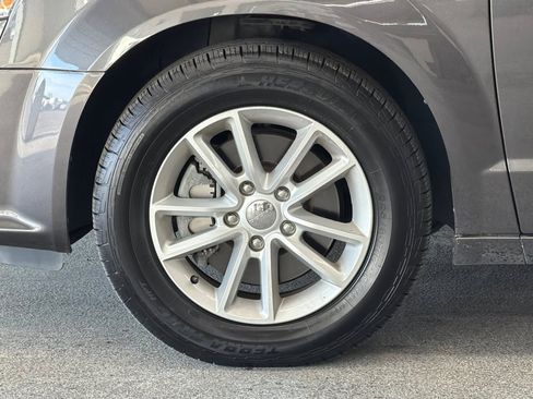 Used 2019 Dodge Grand Caravan SXT image 24