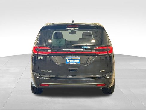 New 2027 Chrysler Pacifica Select AWD/4WD image 6