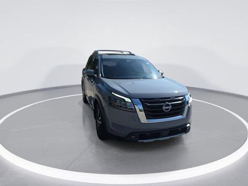 Used 2024 Nissan Pathfinder Platinum FWD image 3