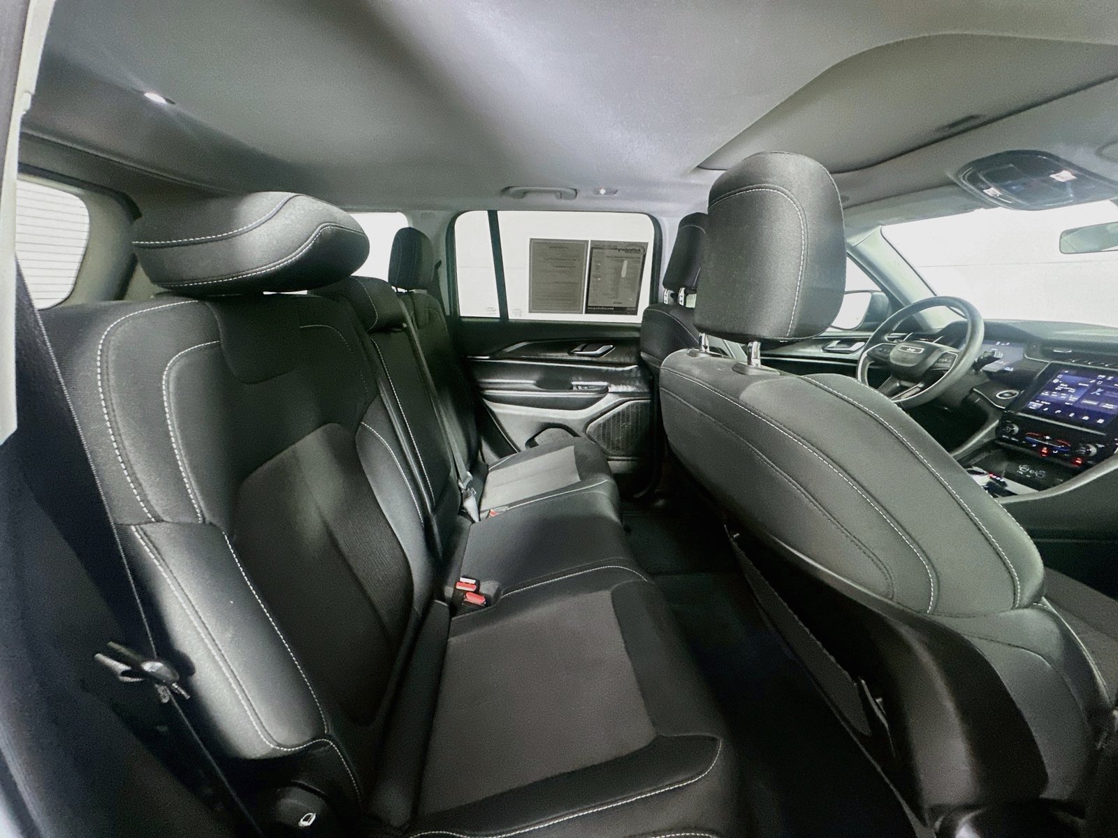 Used 2023 Jeep Grand Cherokee Laredo AWD/4WD image 26