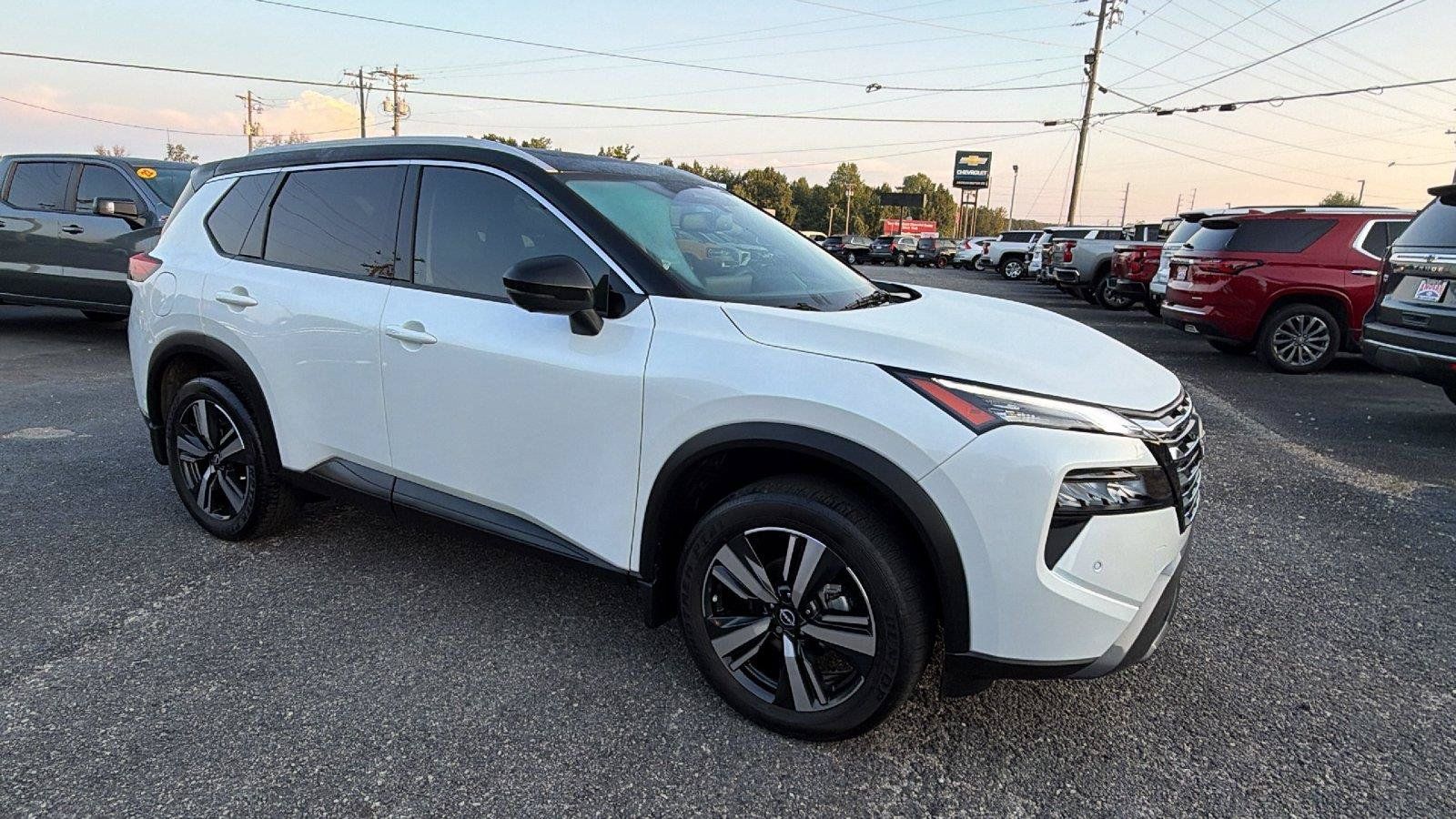 Used 2025 Nissan Rogue SL w/ SL Premium Package FWD image 7