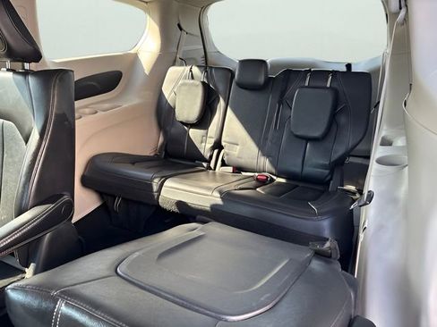 Used 2022 Chrysler Pacifica Touring-L FWD image 35