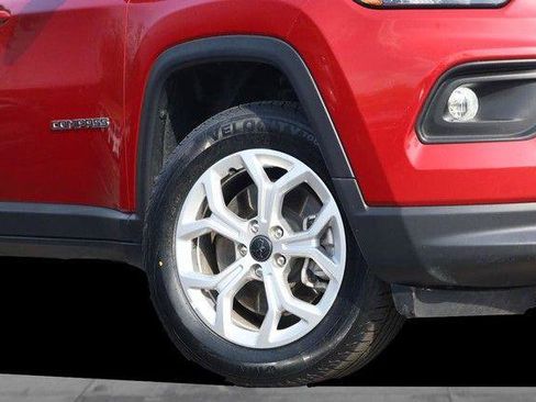 Used 2025 Jeep Compass Latitude w/ Sun & Sound Group AWD/4WD image 3