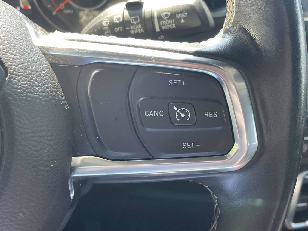 Used 2018 Jeep Wrangler Unlimited Sahara AWD/4WD image 28