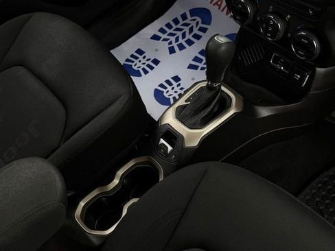 Used 2017 Jeep Renegade Latitude w/ Popular Equipment Group image 29