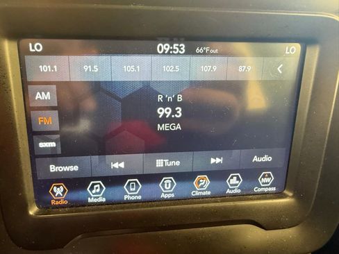 Used 2018 Jeep Renegade Latitude image 27