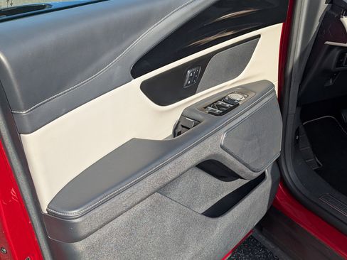 Used 2024 Lincoln Nautilus Reserve image 16