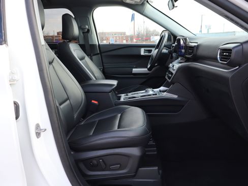 Used 2024 Ford Explorer XLT w/ Equipment Group 202A image 15