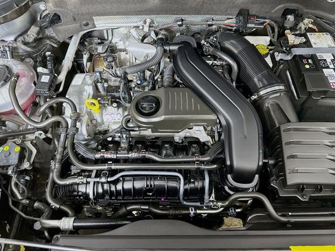 Used 2025 Volkswagen Taos SE image 32