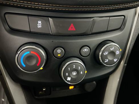 Used 2019 Chevrolet Trax LT w/ LT Convenience Package AWD/4WD image 16