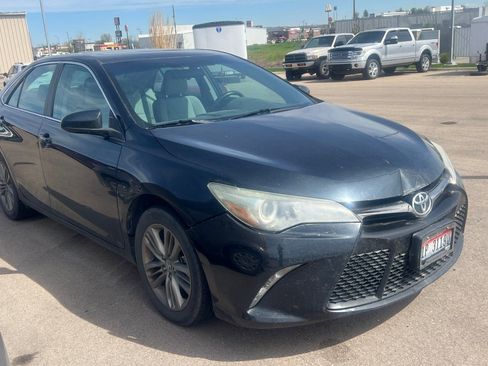 Used 2016 Toyota Camry SE w/ Moonroof Package FWD image 2