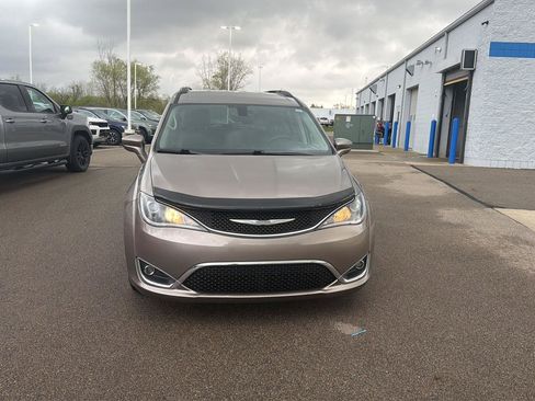 Used 2017 Chrysler Pacifica Touring-L FWD image 8
