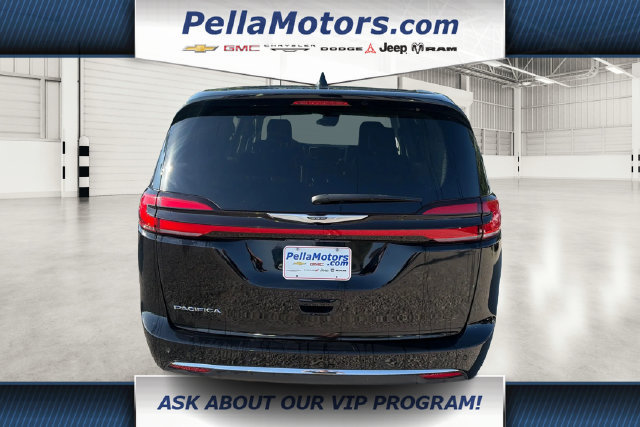 Used 2024 Chrysler Pacifica Touring-L FWD image 4
