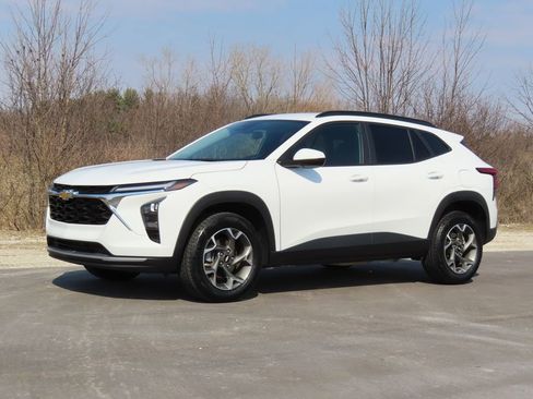 Used 2025 Chevrolet Trax LT FWD image 19