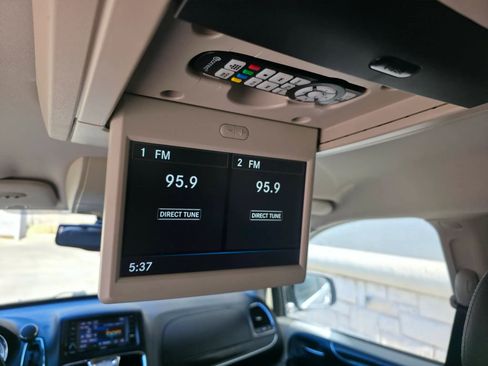 Used 2014 Chrysler Town & Country Touring-L w/ Driver Convenience Group FWD image 26