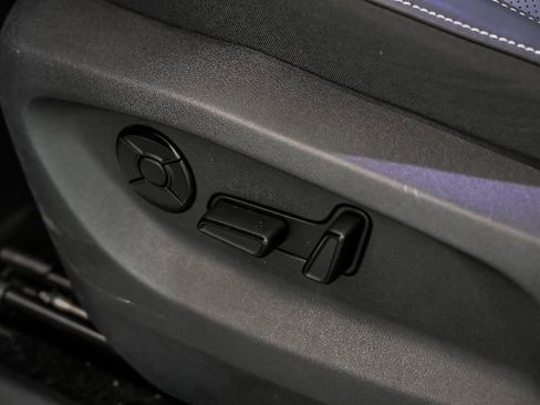 Used 2025 Volkswagen Tiguan SE w/ Panoramic Sunroof Package image 17