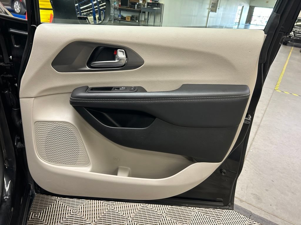 Used 2023 Chrysler Pacifica Touring-L FWD image 14