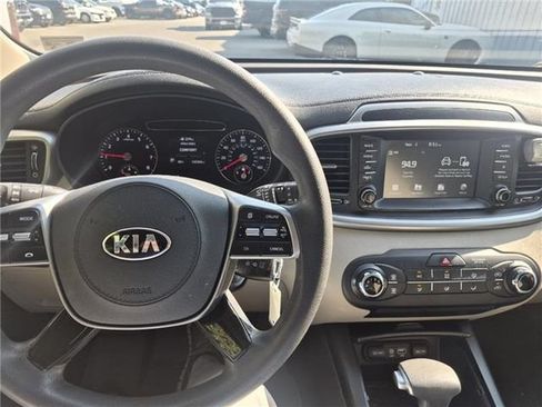 Used 2019 Kia Sorento FWD image 5