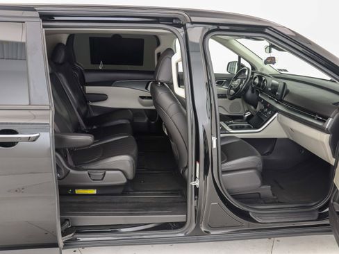 Used 2022 Kia Carnival LX image 11