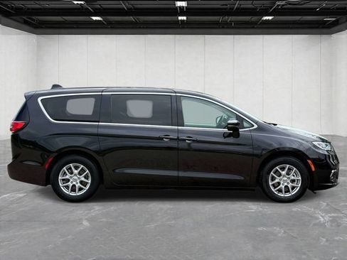 Certified 2023 Chrysler Pacifica Touring-L FWD image 6