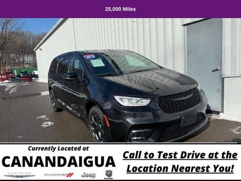 Used 2023 Chrysler Pacifica Touring-L w/ S Appearance Package image 2