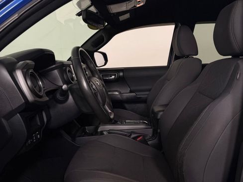 Used 2017 Toyota Tacoma TRD Sport AWD/4WD image 11