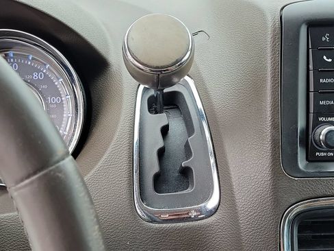 Used 2014 Chrysler Town & Country Touring FWD image 30