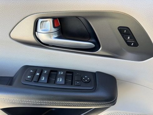 Used 2024 Chrysler Pacifica Touring-L image 9