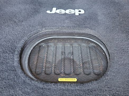 Used 2017 Jeep Wrangler Unlimited Rubicon w/ Connectivity Group image 28