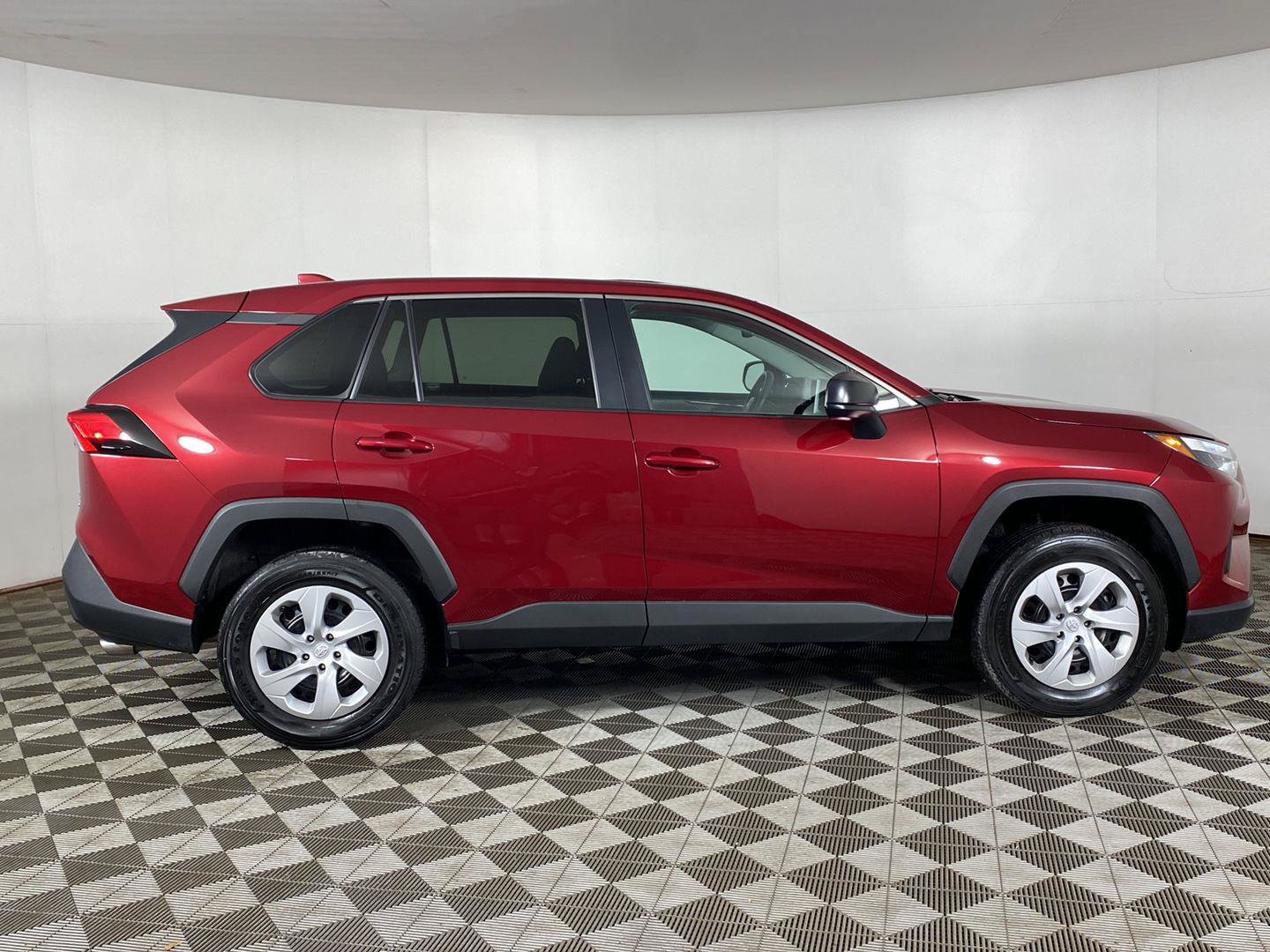 Used 2024 Toyota RAV4 LE AWD/4WD image 5
