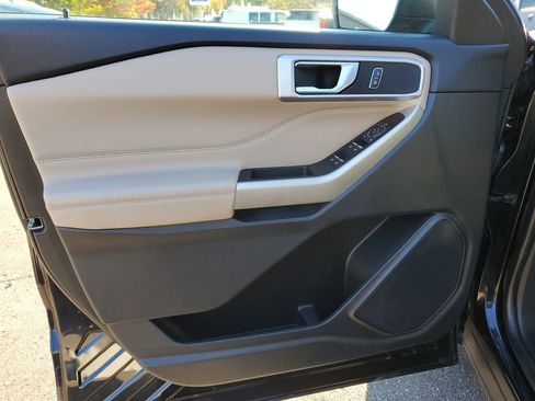 Used 2022 Ford Explorer XLT image 11