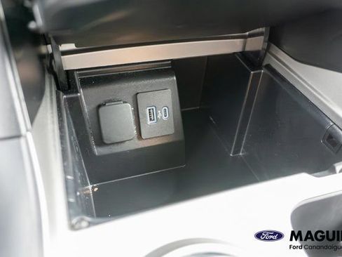 Used 2023 Ford Explorer XLT AWD/4WD image 25