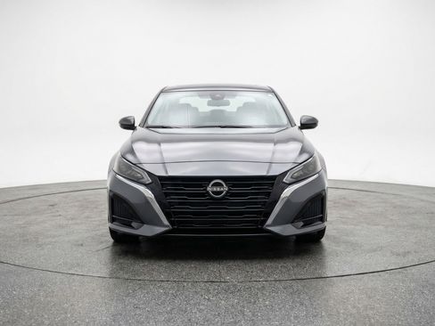 Used 2025 Nissan Altima 2.5 SV FWD image 2