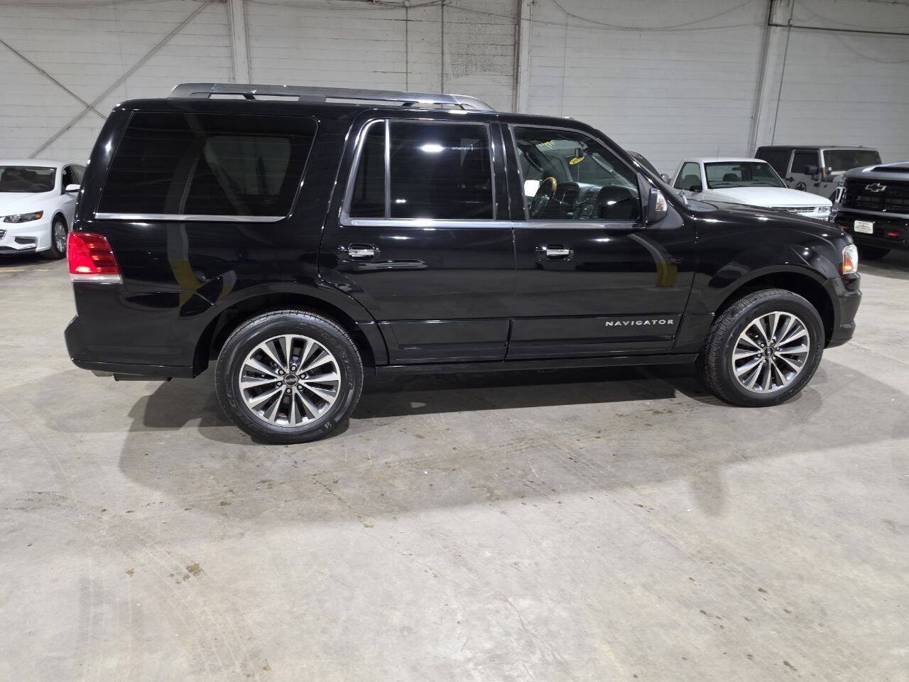 Used 2017 Lincoln Navigator Select AWD/4WD image 13