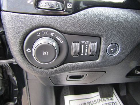 Used 2020 Jeep Cherokee Latitude Plus AWD/4WD image 25