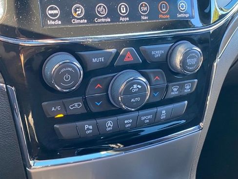 Used 2021 Jeep Grand Cherokee Limited image 19