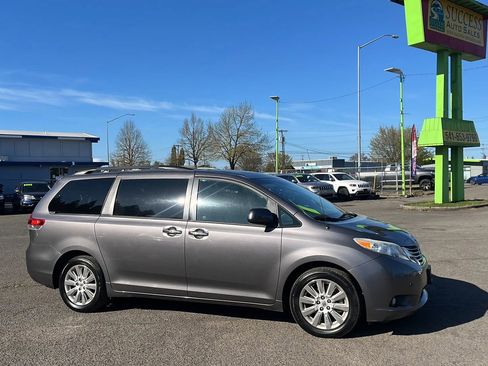 Used 2014 Toyota Sienna XLE image 1