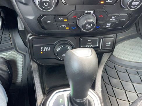 Used 2022 Jeep Renegade Latitude AWD/4WD image 10