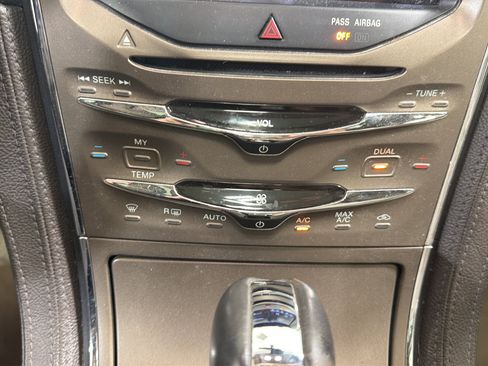 Used 2013 Lincoln MKX FWD image 16