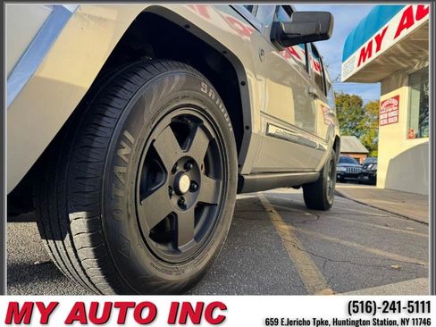 Used 2010 Jeep Commander Sport w/ Sun/Sound Group image 10