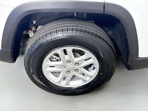 Used 2022 Jeep Grand Cherokee Laredo w/ Luxury Tech Group I image 33