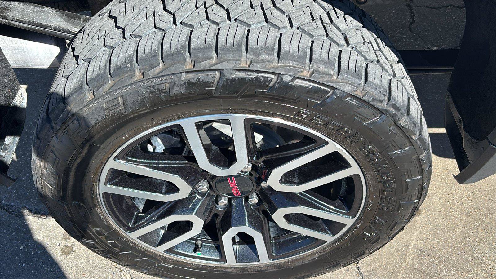 Used 2023 GMC Sierra 1500 AT4 w/ AT4 Premium Package AWD/4WD image 12