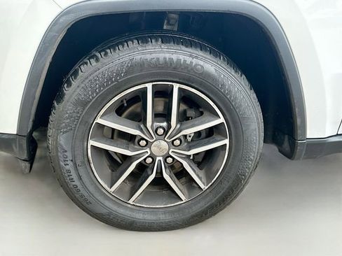 Used 2018 Jeep Grand Cherokee Limited image 32