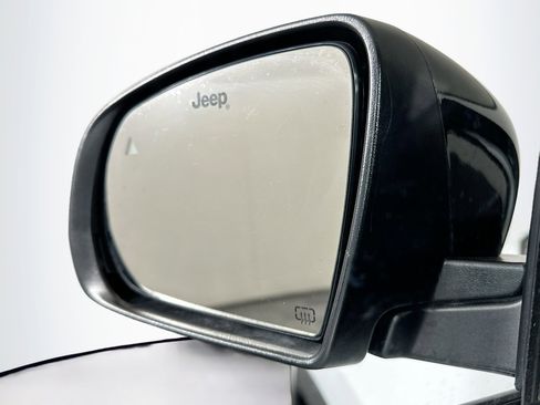 Used 2025 Jeep Compass Limited image 16