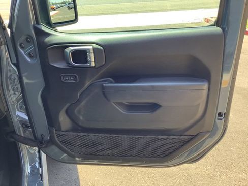 Used 2025 Jeep Wrangler Unlimited Rubicon w/ Convenience Group AWD/4WD image 39